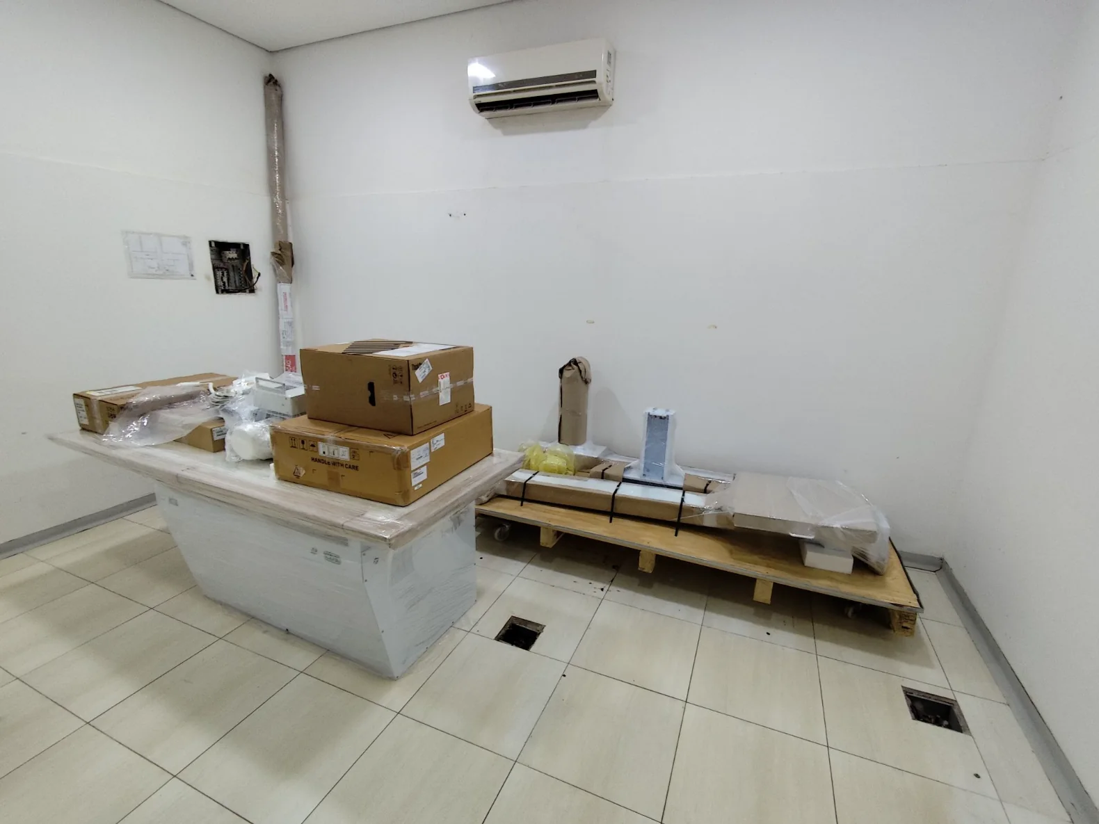 Equipamento de radiologia instalado em ambiente técnico